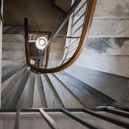 Periapton, A Renovated Interwar Silversmithery Apartment *